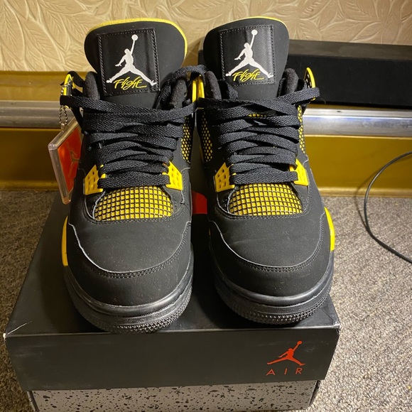 Air Jordan Retro 4 “Thunder” - Picture 2 of 8